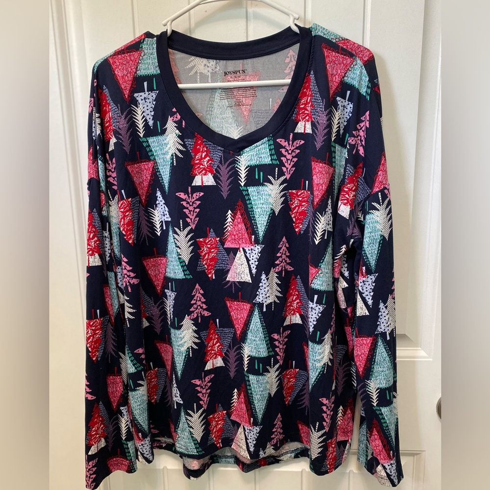 Joyspun holiday long sleeve. Size XL (16-18). Colorful trees.